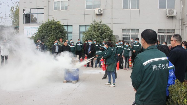 青天儀表加強安全意識，全體員工進行消防演練